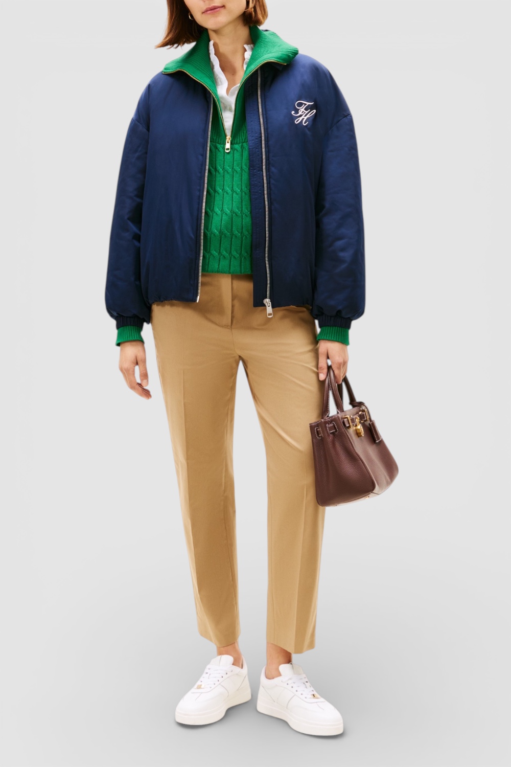 תמונת כל הלוק של מכנסי צ'ינו